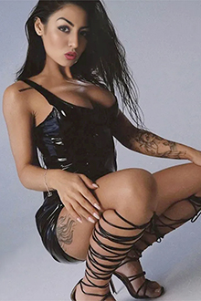 Calla Escortservice Berlino una donna matura e snella si gode un bacio alla francese durante un'avventura elegante