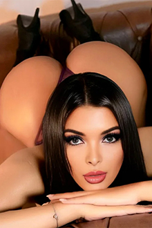 Ordina alla Escort Avena di Berlino di venire a casa tua e di eiaculare sui suoi fantastici glutei